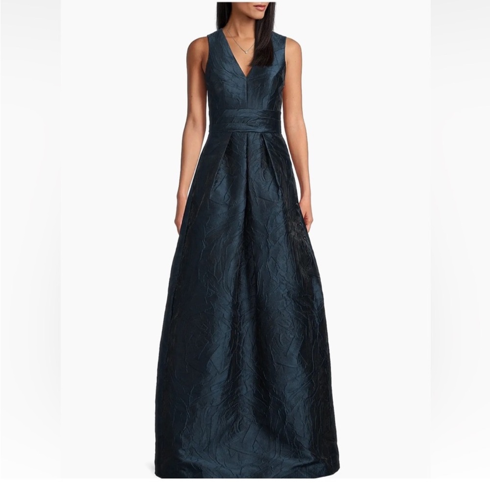 Kay Unger Mariah Jacquard Textured Gown in Blue opal, SIZE 4